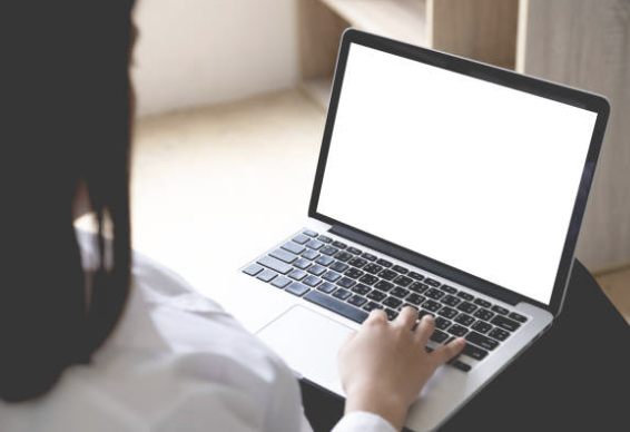 L’intégration des nouvelles technologies dans les crèches : opportunités et préoccupations